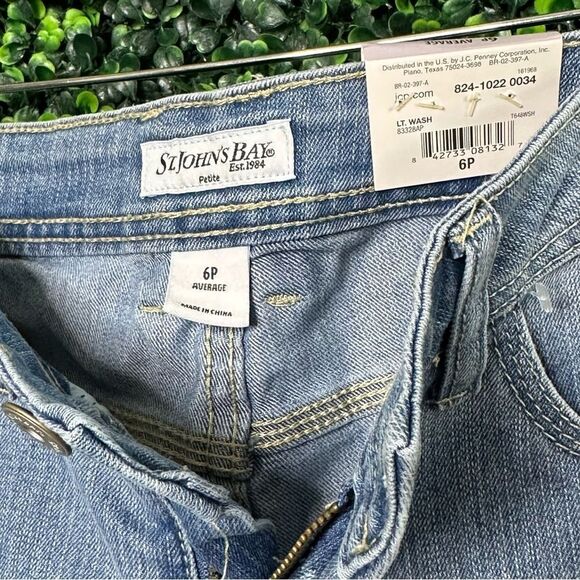 NWT St. John’s Bay Slimming Blue Denim Jean Bermuda Shorts Sz 6P - Picture 4 of 5